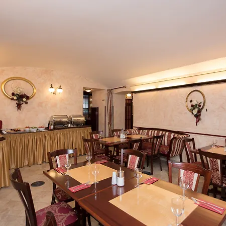Alqush Downtown 4* פראג