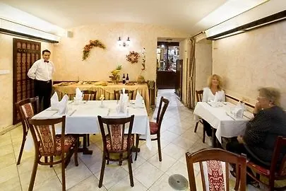 阿括斯市区酒店 4*